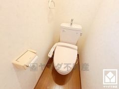 タオル掛けやペーパーホルダーも設置されています。