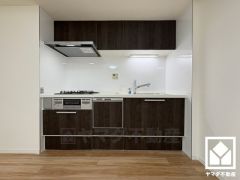 換気効率が高くお手入れもしやすいスリム型のレンジフードを完備。スッキリとしたスタイリッシュなデザインも魅力の一つです。