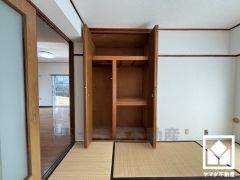 和室の収納は折れ戸のクローゼットになっています。新たに家具を買わなくても良いので、ハンガーパイプ付きのクローゼットは嬉しいですね。