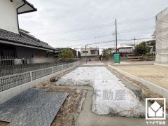 玄関側のリビングの窓はシャッター雨戸付きでセキュリティにも配慮されています。台風などによる飛来物からの保護、また防音・断熱・目隠しなどにも。