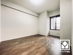 約5.5帖の洋室です。全居室に窓がございます。明るい陽光がたっぷり差し込む心地よい生活空間です。