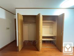 新たに家具を買わなくても良いので、ハンガーパイプ付きのクローゼットは嬉しいですね。