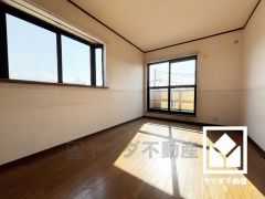 広々16.25帖のLDKが魅力。家族全員がリラックスできる、ゆったりとした快適リビングで温かい団らんの時間を。