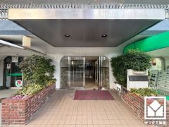 広々とした明るいエントランス。綺麗に整備されており、帰宅時や来客時にも気持ちの良い空間です。