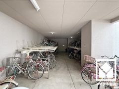 屋内駐輪場もございます。雨や風、直射日光から自転車を守ることができます。