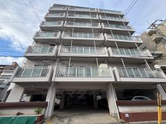 キッチンは空間を有効活用できる壁付けタイプ。