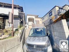 桜のトンネルが美しい「皿池公園」や、ブランコや滑り台などの遊具が設置された「高塚公園」など、徒歩圏内に公園が複数あり、子育て世帯の方にもお勧めです。