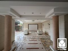 まるでホテルのような洗練されたロビー。住まう人と訪れる人を優雅に迎える、上質な空間。