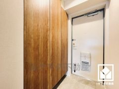 シンプルで洗練された玄関デザイン。帰るたびにホッとできる、心地よい住まいの入り口。