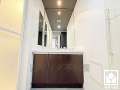 大きな鏡付きの洗面台です。洗面ボウルが広めなので、忙しい朝でも身支度がしやすく時短になります。