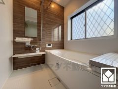 1日の疲れを癒す浴室でゆったりリフレッシュ。ナチュラルな木目調のアクセントパネルは落ち着いた雰囲気を演出してくれます。