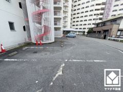 屋外平面式の来客用駐車場がございます。ご友人やお客様も訪れやすい環境です。