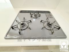 家族のごはん作りがはかどる。同時調理ができる3口コンロ付き。