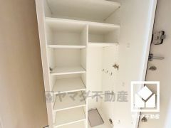 シューズボックスは棚やキーフックが多数設置されており、使いやすい設計になっています。