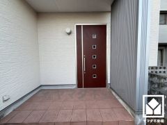 ドアの窓から光が差し込み、外出時にも帰宅時にも、明るい気持ちになれる玄関です。