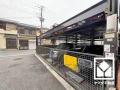 敷地内に駐車場を完備（月額9000円～13000円）。機械式のため車種に制限がございます。空き状況は弊社スタッフまでお気軽にお問い合わせください。