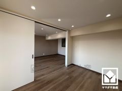 約6帖の引き戸の洋室がリビングに隣接しており、一体利用も可能です。