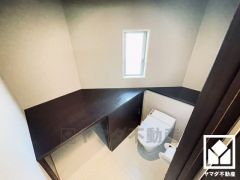 収納が広いので、トイレットペーパーやお掃除用具のストックなども収納できます。