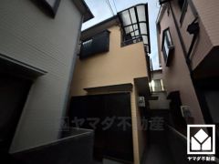 自然光を取り込む、開放感あふれる暮らし。リビングは3面採光で隅々まで光が降り注ぎ、明るく心地の良い空間。