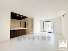 広々17.4帖のLDKが魅力。家族全員がリラックスできる、ゆったりとした快適リビングで温かい団らんの時間を。