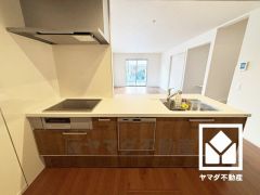 フラットタイプのカウンターキッチンなので配膳や片付けがしやすく、お料理中でもお子様の様子が分かって安心です。