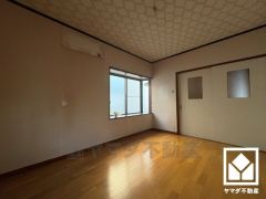 大きな窓からは明るい光が降り注ぎます。