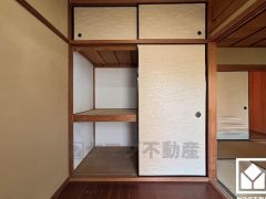 穏やかな暮らしを支える、豊かな収納。季節の衣類や寝具などもしっかり片付きます。