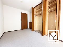 約6帖の洋室です。全居室に収納がございますので、お部屋の広さを最大限に活用できます。