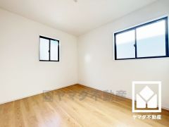 2面採光の窓からは明るい光が降り注ぎます。柔らかな光が差し込むお部屋で、快適で落ち着いた生活をお送りいただけます。