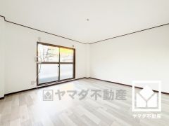 約9帖の2階洋室です。全居室に窓がございます。明るい陽光がたっぷり差し込む心地よい生活空間です。