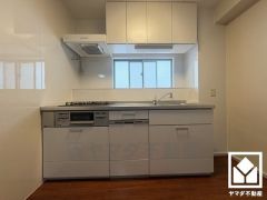 キッチンは空間を有効活用できる壁付けタイプ。窓がございますので、昼間は手元が明るく、お料理がはかどります。