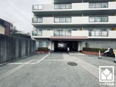 阪急電鉄甲陽線「苦楽園口」駅まで徒歩約12分、阪急電鉄神戸線「夙川」駅まで徒歩約13分、JR東海道本線「さくら夙川」駅まで徒歩約14分、阪神電鉄本線「西宮」駅まで徒歩約18分の立地。