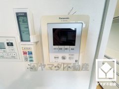 突然の来訪時でも安心なモニター付き。お留守番中のお子様でも簡単に来訪者の確認ができます。