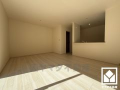 広々15.6帖のLDKが魅力。家族全員がリラックスできる、ゆったりとした快適リビングで温かい団らんの時間を。