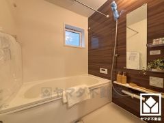 1日の疲れを癒す浴室でゆったりリフレッシュ。ナチュラルな木目調のアクセントパネルは落ち着いた雰囲気を演出してくれます。小窓が付いているので明るく、こもりがちな湿気もすぐ取り除くことができます。