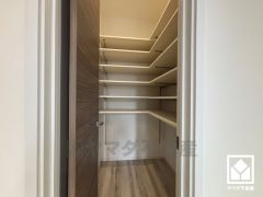 大きなクローゼットなので整理整頓しやすいです。棚も多く、整理整頓がしやすい設計になっています。