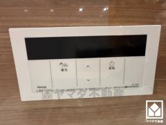 安全性を確保できる優先ボタンがございます。優先中はキッチンからの温度変更ができなくなるため、シャワー中に急に熱湯や冷水が出る状況を防ぐことができます。