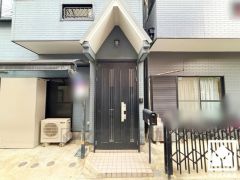 カーポート付きの駐車スペースを1台分完備（車種制限有）。重い荷物や雨の日の移動もスムーズで、快適なカーライフを実現。