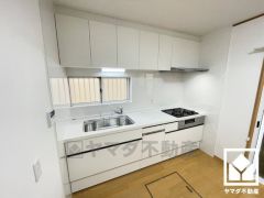 キッチンは空間を有効活用できる壁付けタイプ。窓がございますので、昼間は手元が明るく、お料理がはかどります。キッチンには床下収納があり、災害時の非常食や食料品のストックなどを保存できます。