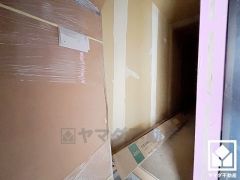 室内洗濯機置場がございますので、天候に左右されず洗濯していただけます。