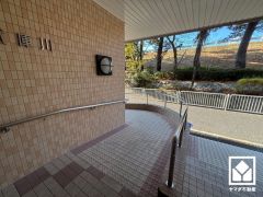 バリアフリーに配慮された、スロープ付きのエントランスアプローチです。