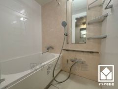 清潔感あふれる空間で、毎日のバスタイムをより快適に。真冬の寒い浴室を暖かく、また雨の日の洗濯物の乾燥にと多用途に活躍する浴室暖房乾燥機付きです。