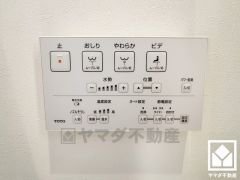 温水洗浄便座付きで、季節を問わずいつでも温かい便座をお使いいただけます。