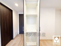 キッチンにはパントリーがございます。まとめ買いしても心配要らずの収納力です。