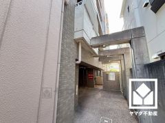 エントランスから始まる、快適な暮らし。オートロック完備の防犯性とデザイン性を両立した、安心の住まい。