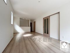 広々16.62帖のLDKが魅力。家族全員がリラックスできる、ゆったりとした快適リビングで温かい団らんの時間を。