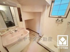 室内洗濯機置場付きなので天候に左右されず洗濯できます
