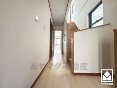 シンプルで洗練された玄関スペース。帰るたびにホッとできる、心地よい住まいの入り口。