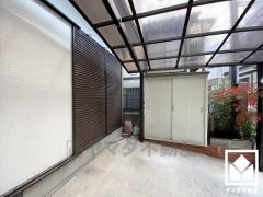 駐車スペースには物置があり、お掃除道具やガーデニング用品、アウトドア用品などもスッキリ片付きます。