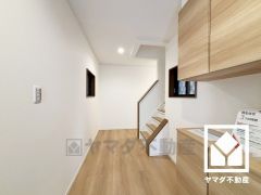 シンプルで洗練された玄関スペース。帰るたびにホッとできる、心地よい住まいの入り口。